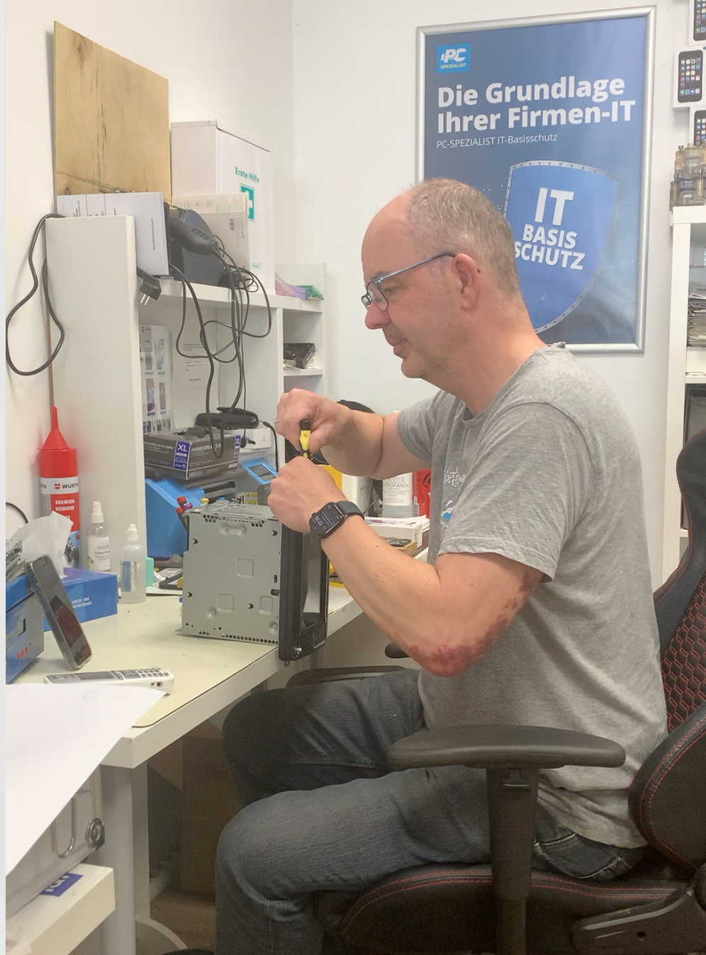 Reparaturservice für Jeep / Dodge / RAM / Chrysler – Uconnect 8.4” (Ghost Touch & Display Reparatur)