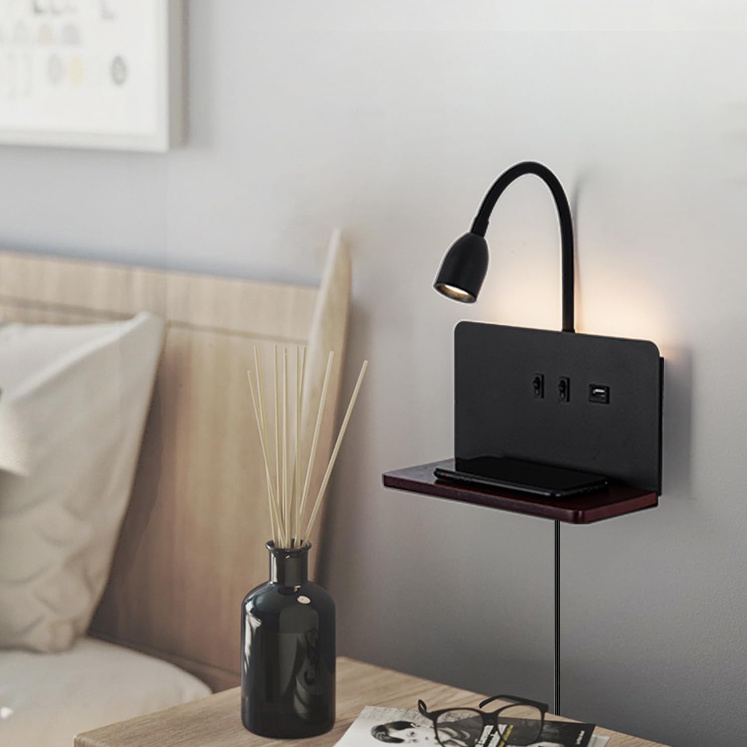 Weiß LED Innen Wandleuchte mit Stecker, Schlafzimmer Wandlampe mit USB-AnschlüSse und 10W Wireless Charger, Verstellbare und Flexible Schwanenhals Leselampe, 3000K Bettlampe mit Hintergrundbeleuchtung